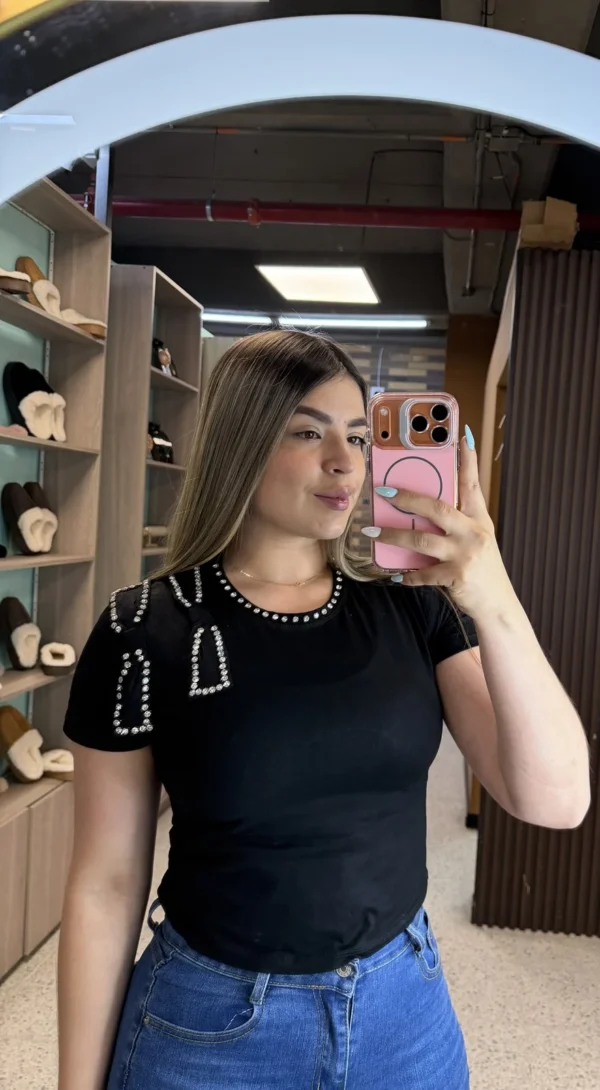 Camiseta con Moños y Perlas